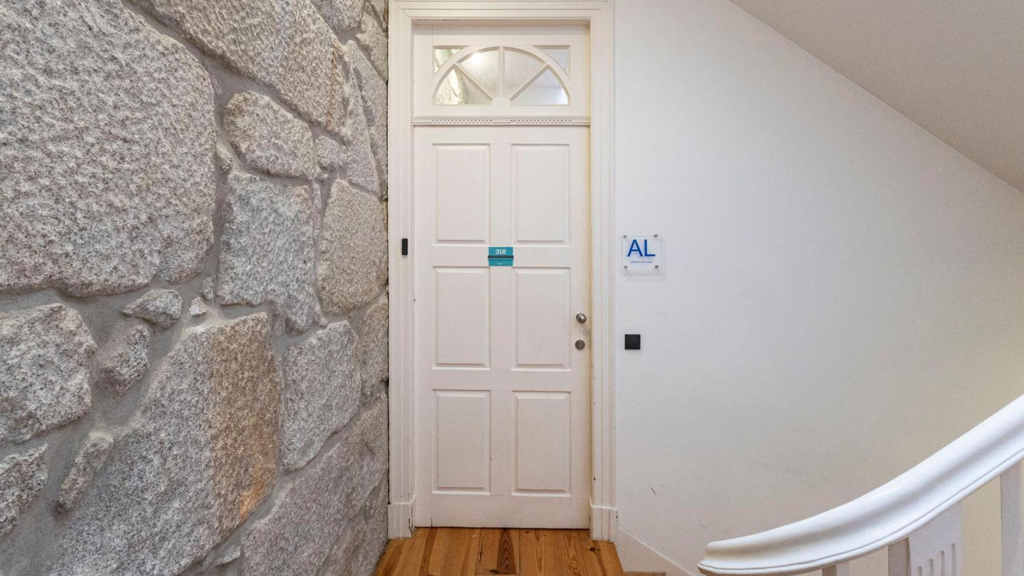 Lovelystay - Allderman Apartment - Almada 3º F ポルト エクステリア 写真